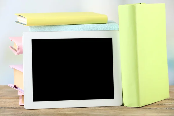 PC tablet i książek na stole — Zdjęcie stockowe
