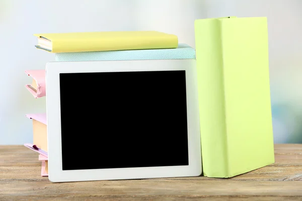 Tablet PC e libri sul tavolo — Foto Stock