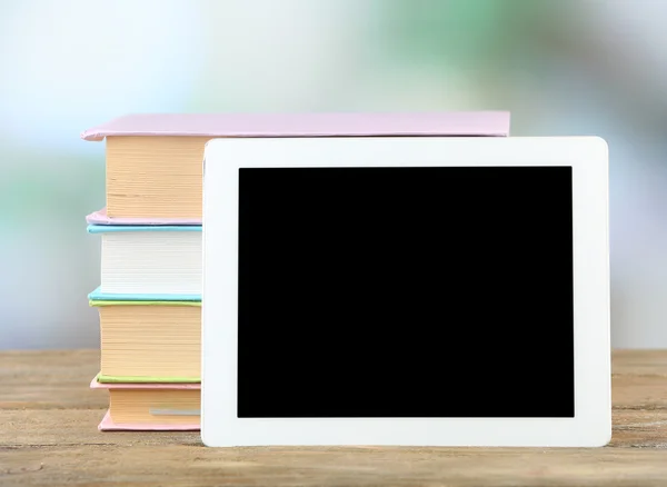 PC-tablet en boeken op tafel — Stockfoto