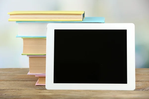 PC-tablet en boeken op tafel — Stockfoto