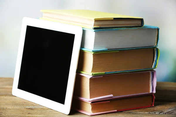 PC tableta y libros en la mesa — Foto de Stock