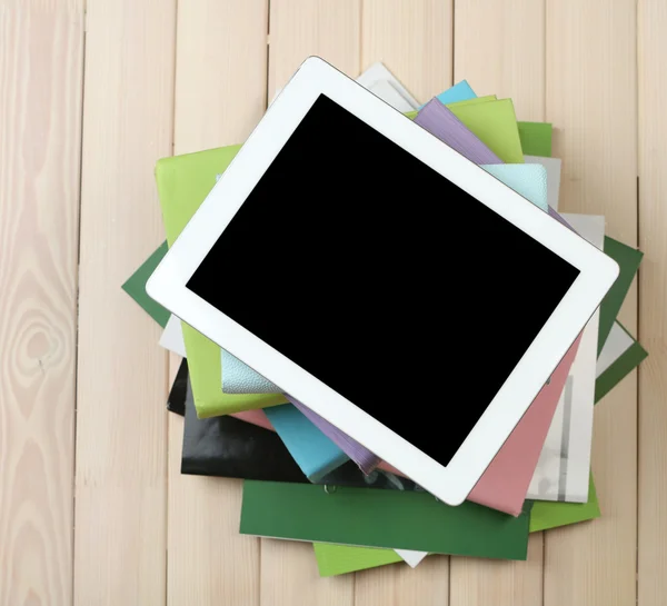 PC-Tablet und Bücherstapel — Stockfoto