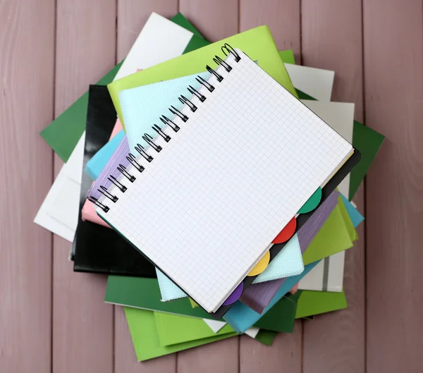 Quaderno e mucchio di libri — Foto Stock