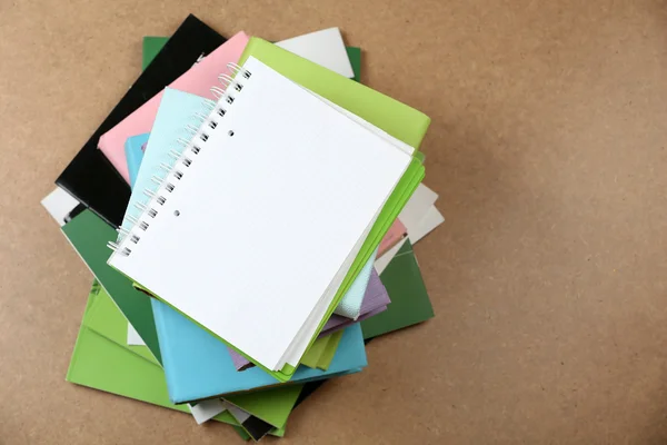 Notebook en stapel boeken — Stockfoto