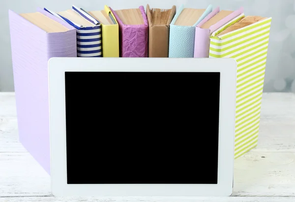 PC tablet e livros — Fotografia de Stock