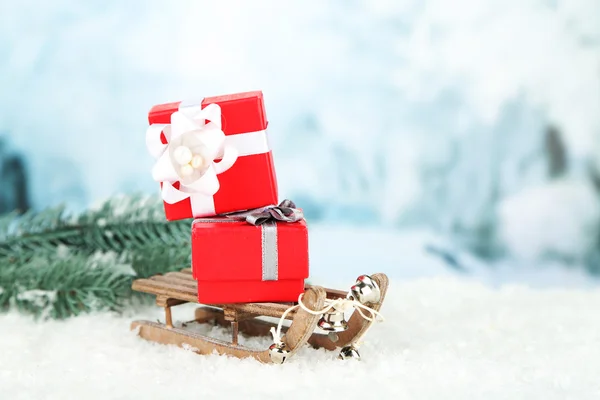 Сани с рождественскими подарками — стоковое фото