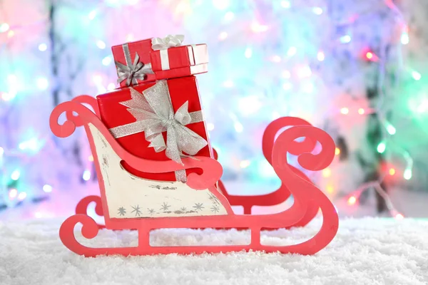 Hračky saně s vánoční dárky — Stock fotografie