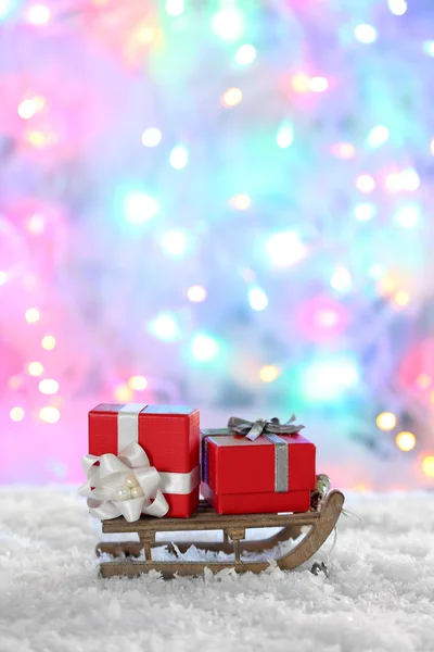 A karácsonyi ajándékok játék szánkó — Stock Fotó