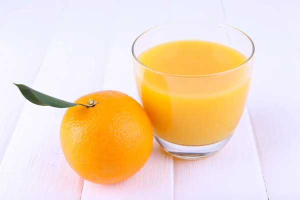 Vaso de zumo de naranja fresco — Foto de Stock