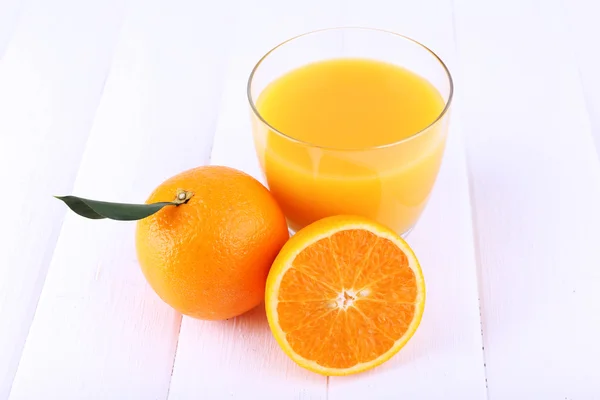 Glas färsk apelsinjuice — Stockfoto