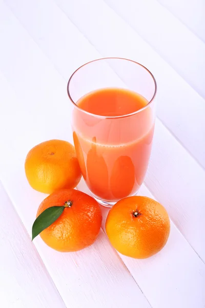 Gyümölcslé és érett mandarin — Stock Fotó