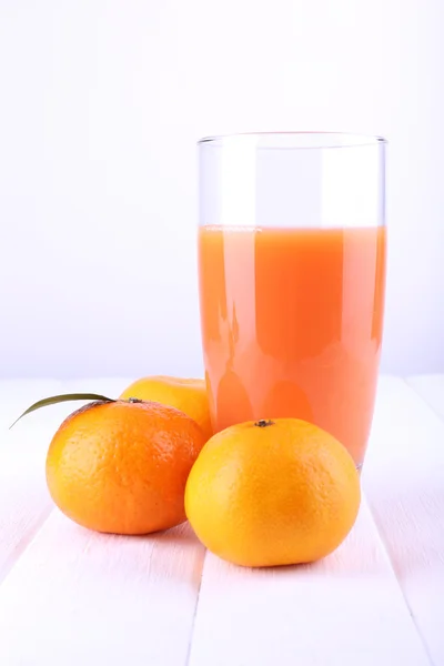 Juice and ripe tangerine — Stock Photo, Image