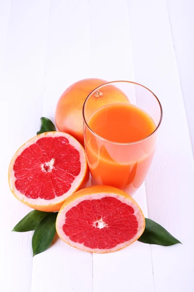 Grapefruitsap en grapefruit — Stockfoto