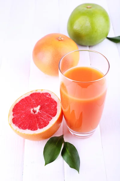 Grapefruitsap en grapefruit — Stockfoto