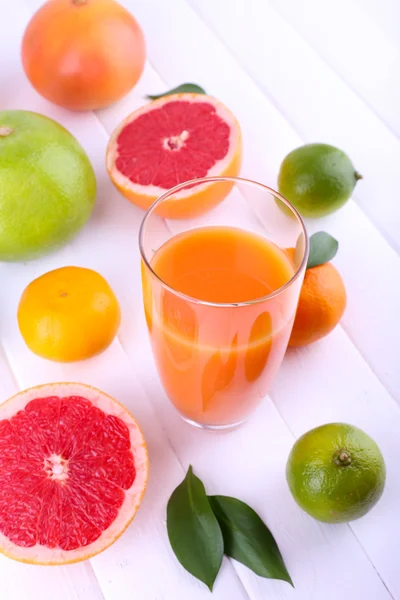 Juice och många citrus — Stockfoto