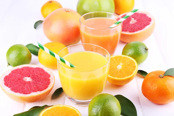 Juice och många citrus — Stockfoto