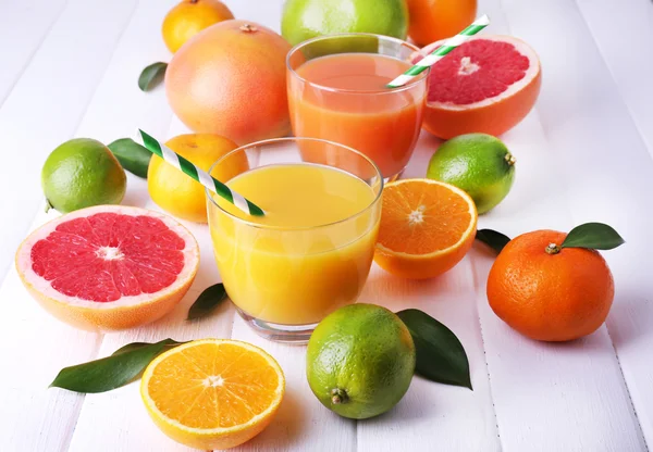 Suco e muitos citrinos — Fotografia de Stock