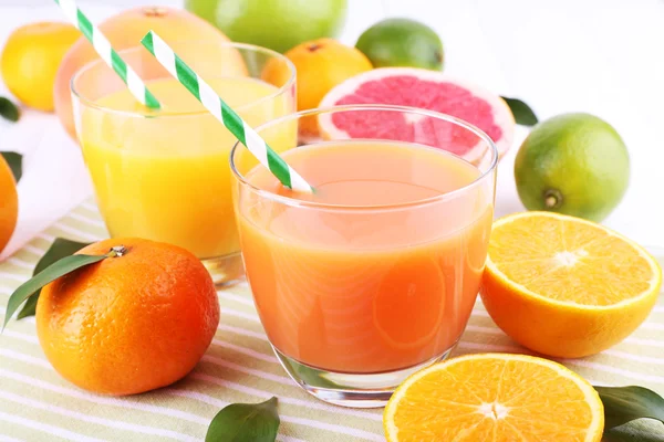 Juice och många citrus — Stockfoto