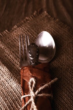 Eski sofra çul peçete ahşap arka plan üzerinde kağıda sarılı