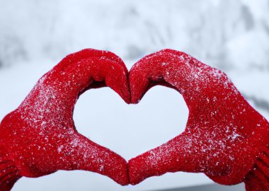 Kadının elinde kırmızı eldiven