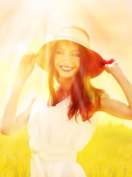 Porträt einer schönen jungen Frau auf dem Feld — Stockfoto