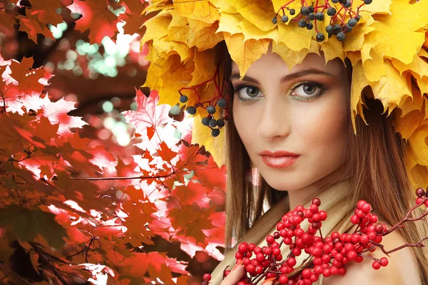 Donna con corona autunnale — Foto Stock