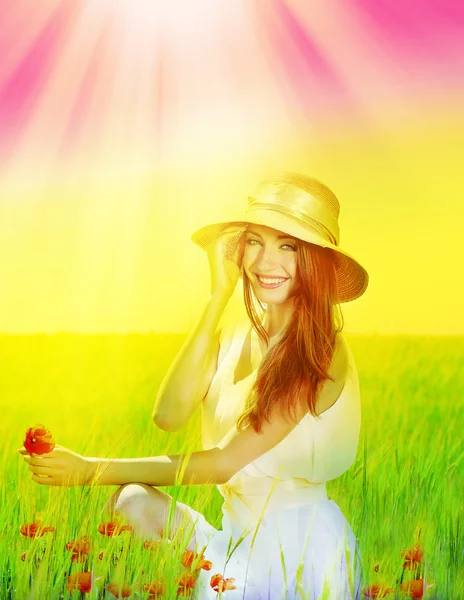 Retrato de bela jovem com flores de papoula no campo — Fotografia de Stock