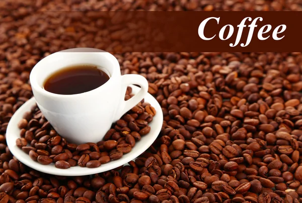 Чашка кофе на фоне кофейных зерен — стоковое фото