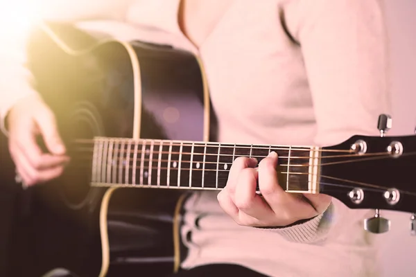 Acoustic guitar in female hands, close-up — Stock Photo, Image