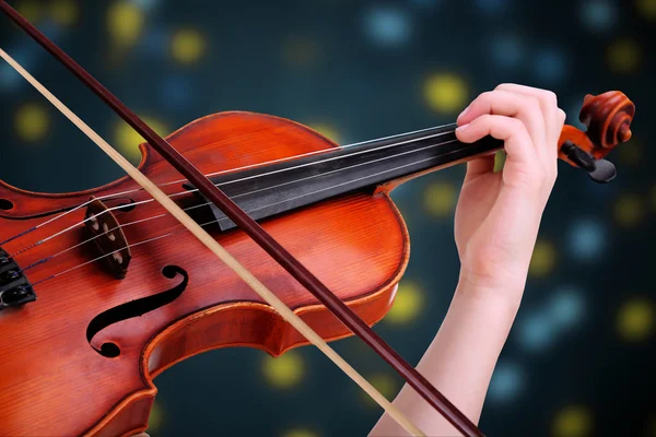 Hermosa joven con violín clásico sobre fondo brillante —  Fotos de Stock