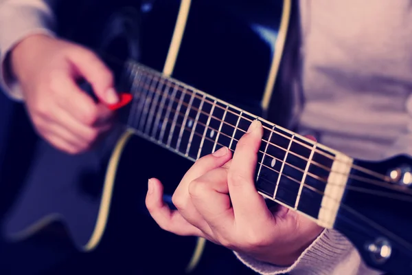 Acoustic guitar in female hands, close-up — Stock Photo, Image