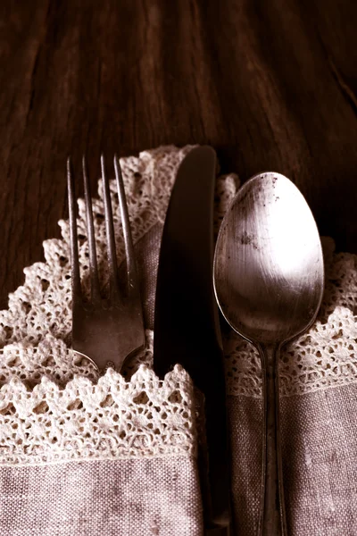 Vieux couteau en métal, cuillère et fourchette sur fond en bois — Photo