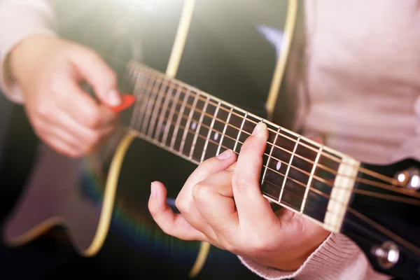 Chitarra acustica in mani femminili, primo piano — Foto Stock