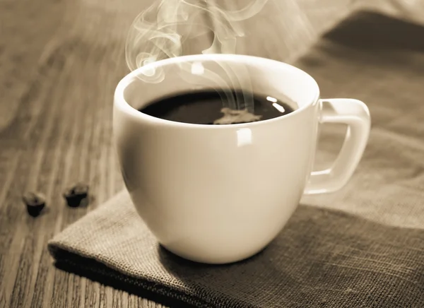 Egy csésze kávé a fa asztalon — Stock Fotó