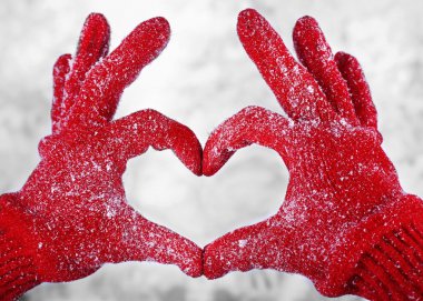 Kadının elinde kırmızı eldiven