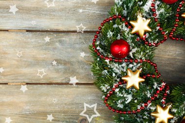 Ahşap arka plan üzerinde süslemeleri ile yeşil Noel çelenk