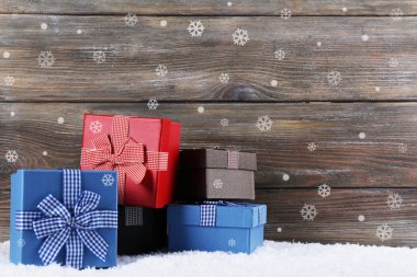 Tahta arka planda hediye kutuları