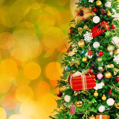 Noel ağacı şenlikli parlak zemin üzerine dekore edilmiştir