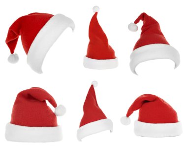 Kolaj üzerinde beyaz izole Santa şapkalar