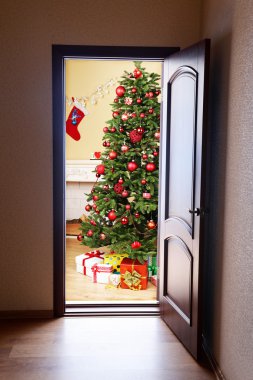 Açık kapı Oda dekore edilmiş Noel ağacı ile