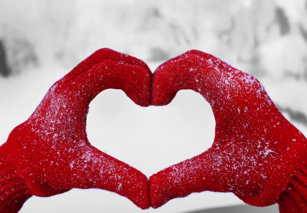 Las manos de la mujer en guantes rojos — Foto de Stock