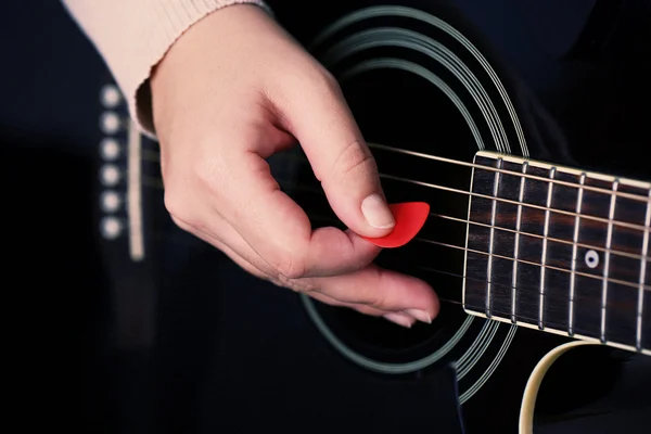 Acoustic guitar in female hands, close-up — Stock Photo, Image