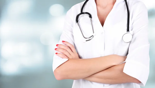 Médecin avec stéthoscope sur fond hospitalier — Photo