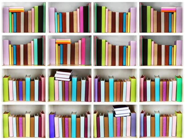 Libri su scaffali in legno in biblioteca — Foto Stock