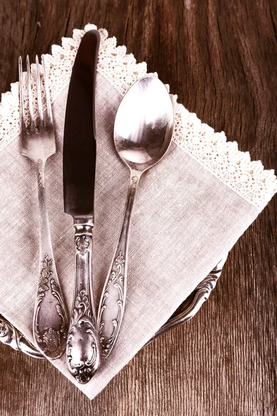 Oude metalen mes, lepel en vork op houten achtergrond — Stockfoto