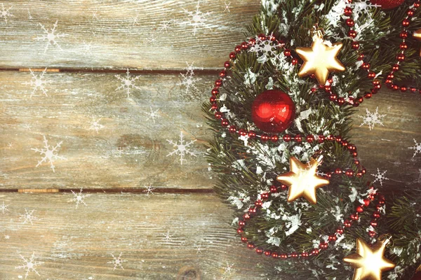 Corona de Navidad verde con decoraciones sobre fondo de madera —  Fotos de Stock