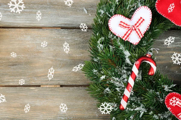 Corona de Navidad verde con decoraciones sobre fondo de madera — Foto de Stock