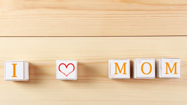 I love mom spelled in wooden blocks — Stock Photo, Image