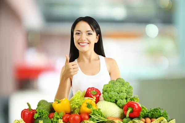 Concepto de compras. Chica con verduras —  Fotos de Stock