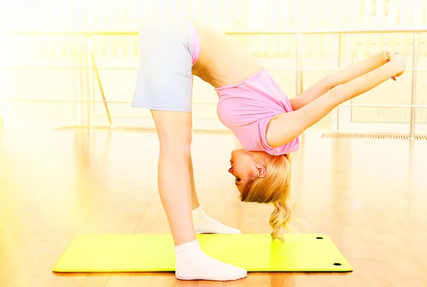 Молодая женщина практикует йогу — стоковое фото